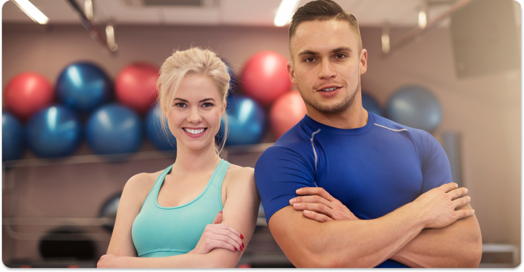 Un chico y una chica al gymnasio